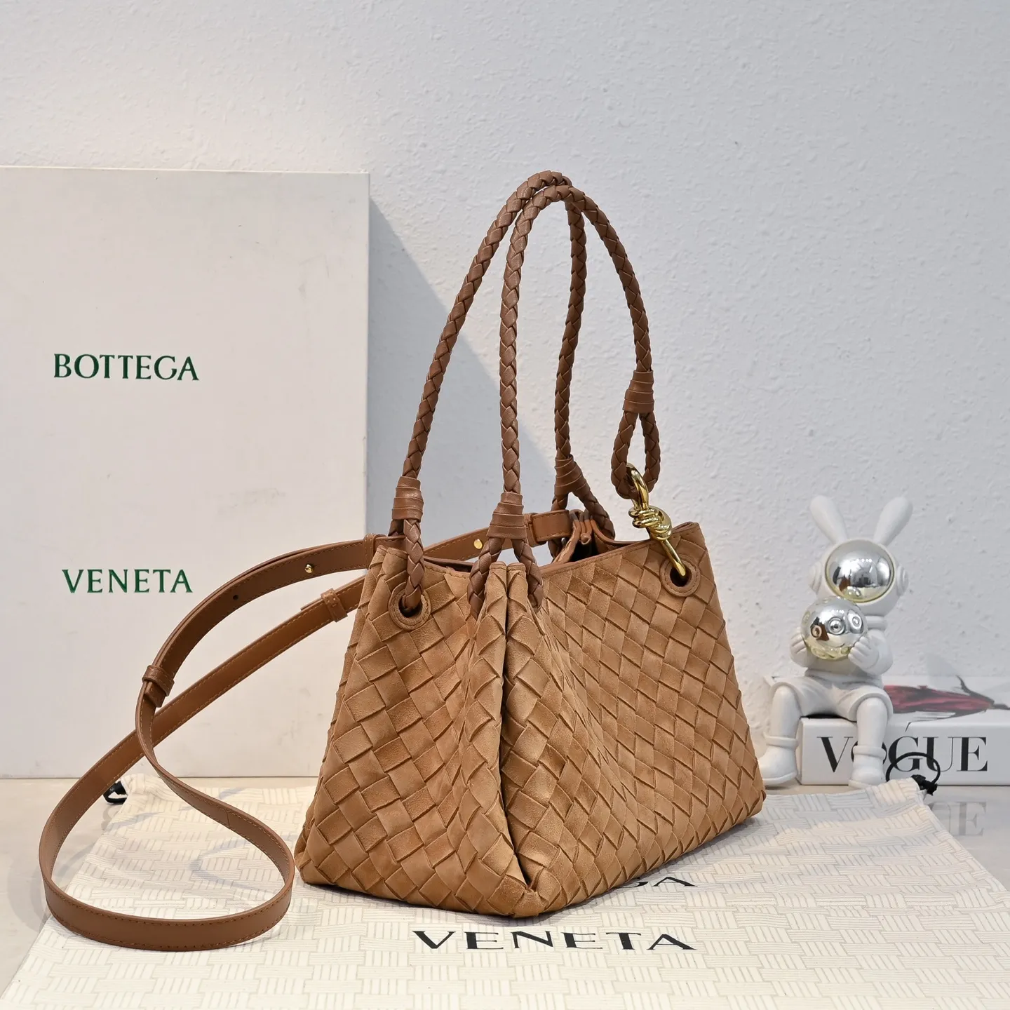 Batch 2060 BOTTEGA VENETA2025 new autumn medium suede parachuta has a unique appearance with the iconic metal knot, and a whole piece of leather folds the four corners into a parachute shape! The exquisite Knot metal buckle is like putting jewelry on a bag. It is high-end and elegant. Its super capacity can hold all your things! The overall effect of this bag is very different from before. It is neither too delicate to provide a large capacity nor too bulky because of its practicality. It simply provides a perfectly suitable bag for casual and simple people👜 Style number: 5921 Size: 29.5*18.5*17.5cm